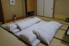 01-our bed in Tenkuyubo Seikaiso Ryokan Oita
